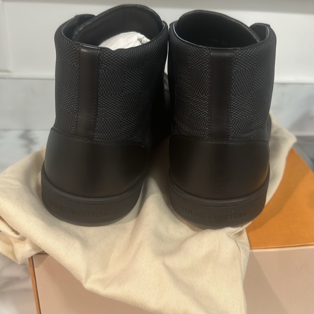 Louis Vuitton Men’s Sneaker - Picture 4 of 5